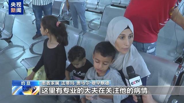 加沙病患抵达约旦接受治疗 第五批加沙重症患者跨境抵约