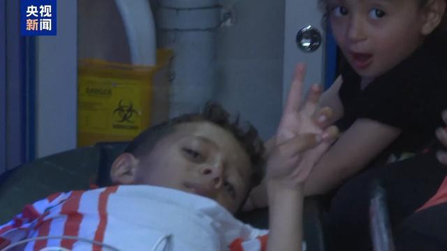 加沙病患抵达约旦接受治疗 第五批加沙重症患者跨境抵约