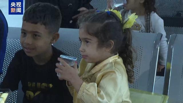 加沙病患抵达约旦接受治疗 第五批加沙重症患者跨境抵约