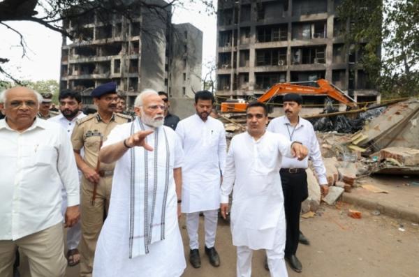 亚投金融 莫迪视察印航客机坠机地点并探望幸存者：无比悲痛